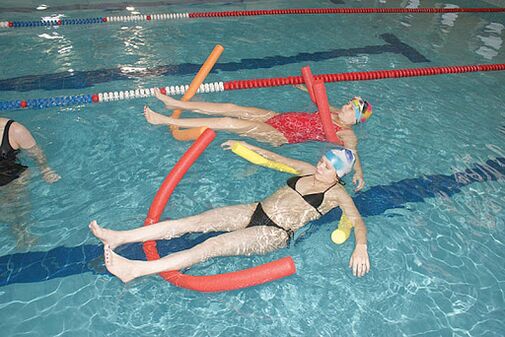 Pour les maux de dos causés par l'ostéochondrose thoracique, il est nécessaire de visiter la piscine. 