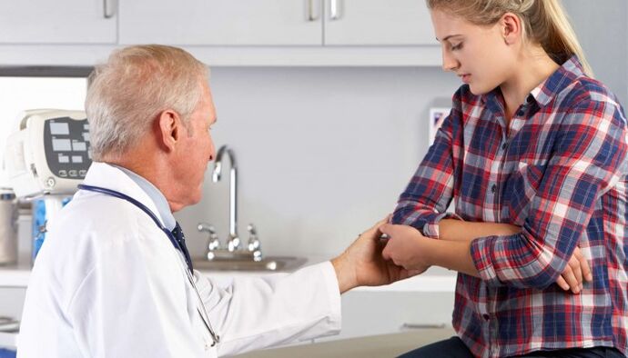 le médecin examine les articulations des mains pour détecter la douleur