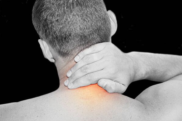 Ostéochondrose de la colonne cervicale chez un homme.